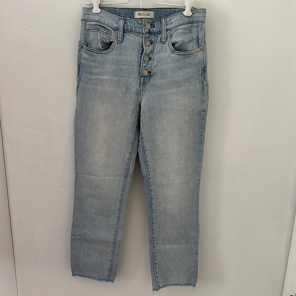 High rise slim jean. Light weight and button fly. Runs big, more like a sz 26.